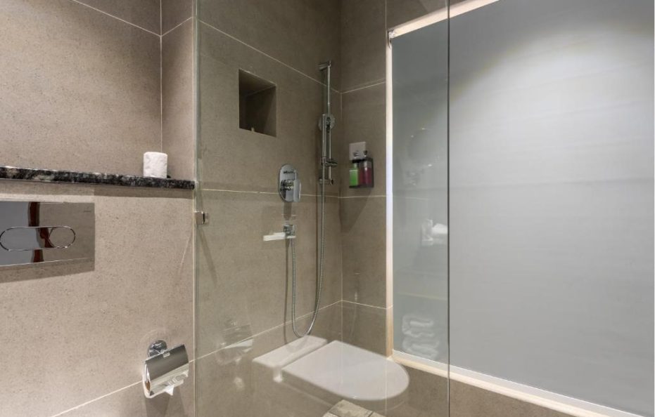 Deluxe King Room (Max 2 Guests) – Breakfast Included