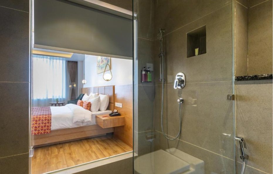 Deluxe King Room (Max 2 Guests) – Breakfast Included