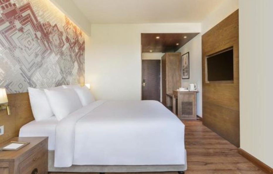 Deluxe King Room (Max 2 Guests) – Breakfast Included