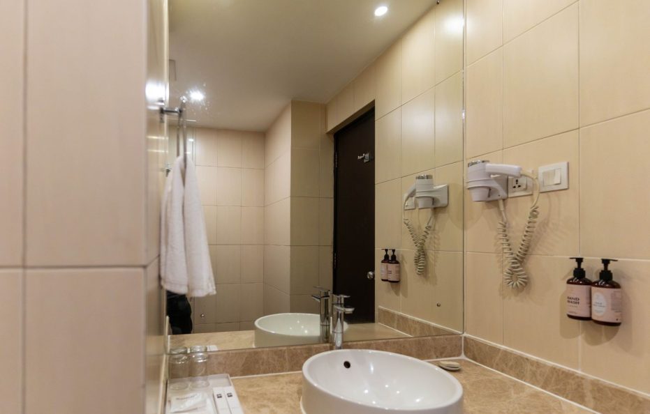 Deluxe King Room (Max 2 Guests) – Breakfast Included