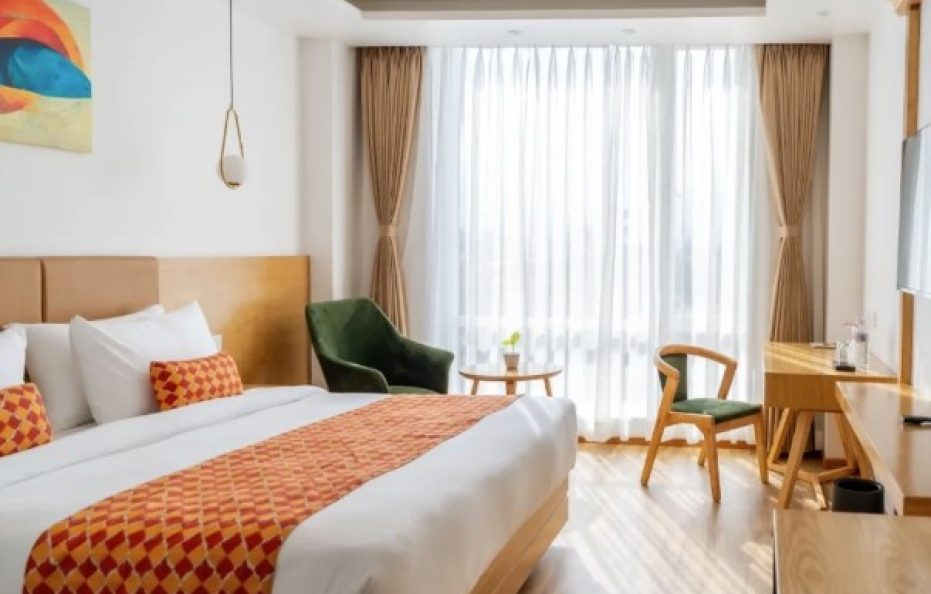 Deluxe King Room (Max 2 Guests) – Breakfast Included
