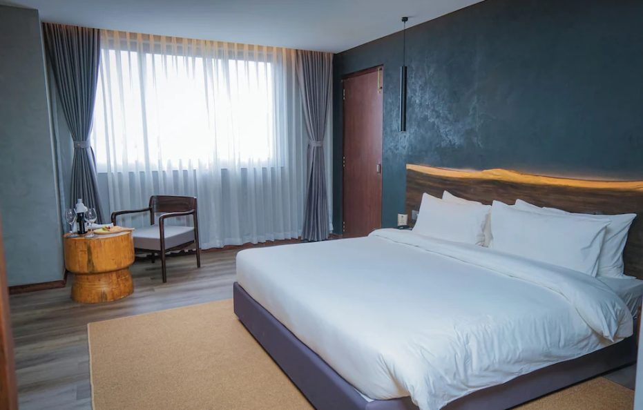 Deluxe King Room (Max 2 Guests) – Breakfast Included