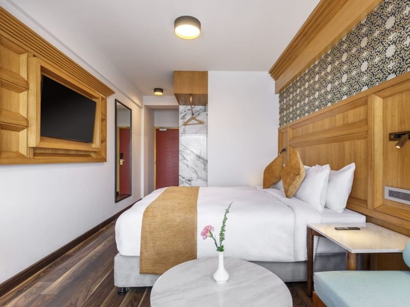 Deluxe King Room (Max 2 Guests) – Breakfast Included