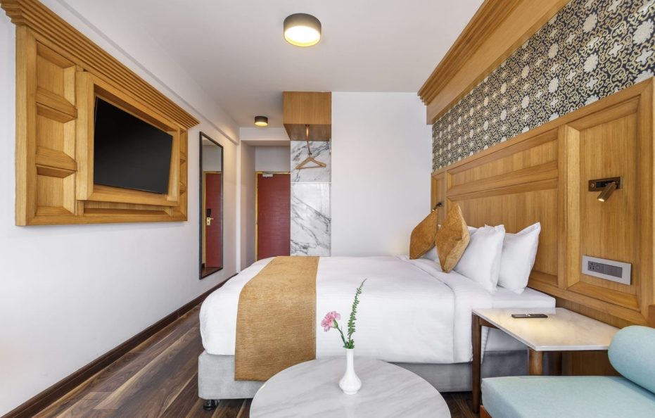 Deluxe King Room (Max 2 Guests) – Breakfast Included