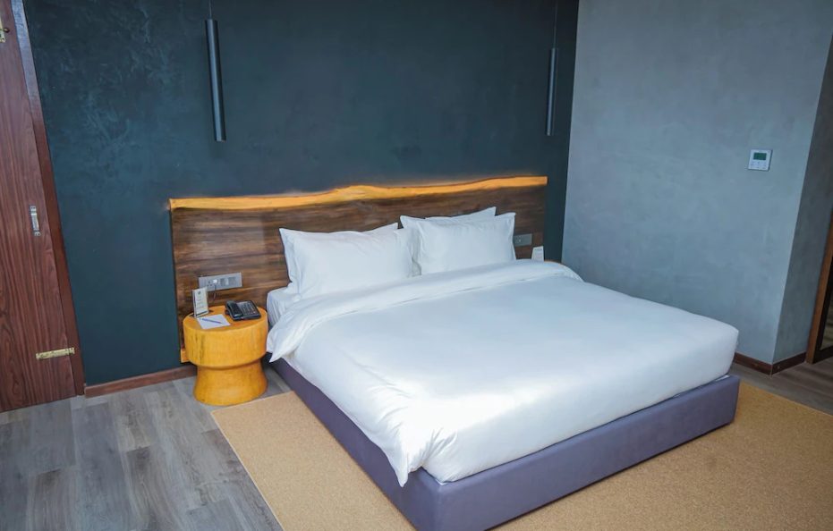 Deluxe King Room (Max 2 Guests) – Breakfast Included