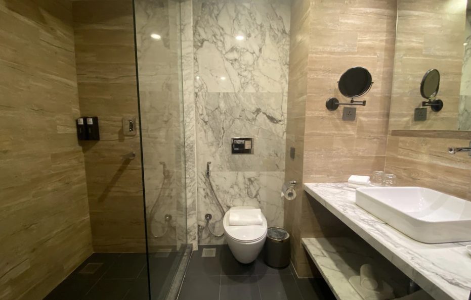 Deluxe King Room (Max 2 Guests) – Breakfast Included
