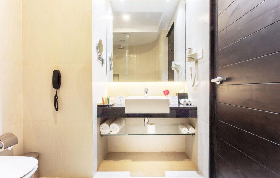 Deluxe King Room (Max 2 Guests) – Breakfast Included