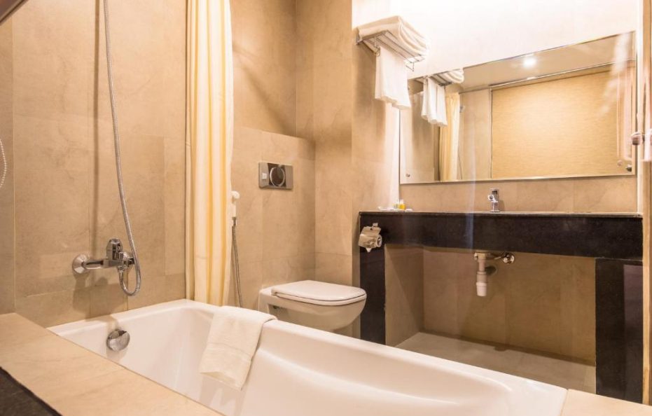 Deluxe King Room (Max 2 Guests) – Breakfast Included