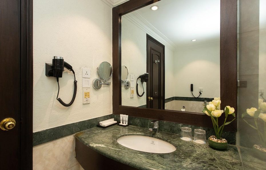 Deluxe King Room (Max 2 Guests) – Breakfast Included