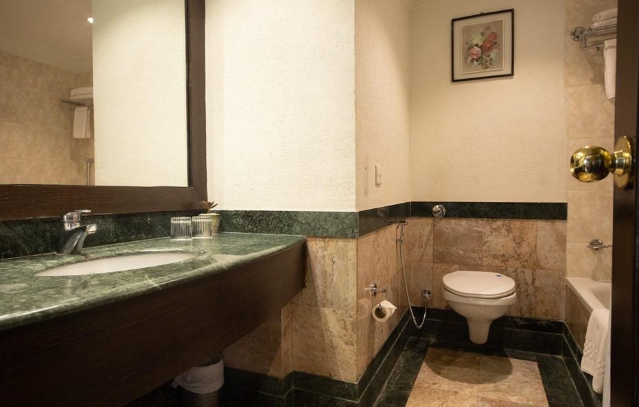 Deluxe King Room (Max 2 Guests) – Breakfast Included