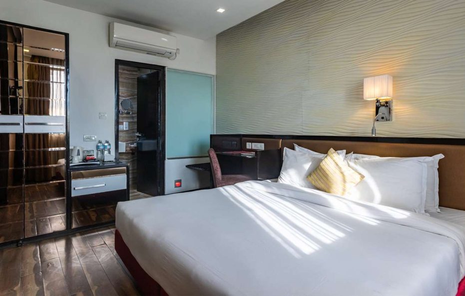 Deluxe King Room (Max 2 Guests) – Breakfast Included