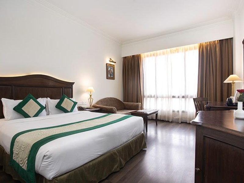 Deluxe King Room (Max 2 Guests) – Breakfast Included
