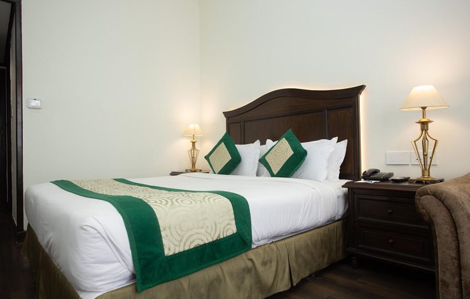 Deluxe King Room (Max 2 Guests) – Breakfast Included