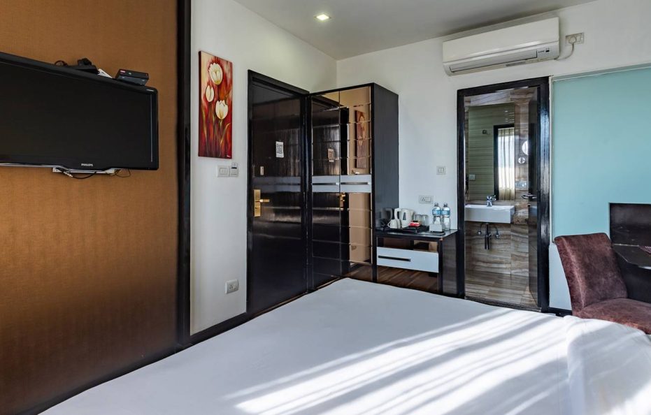 Deluxe King Room (Max 2 Guests) – Breakfast Included