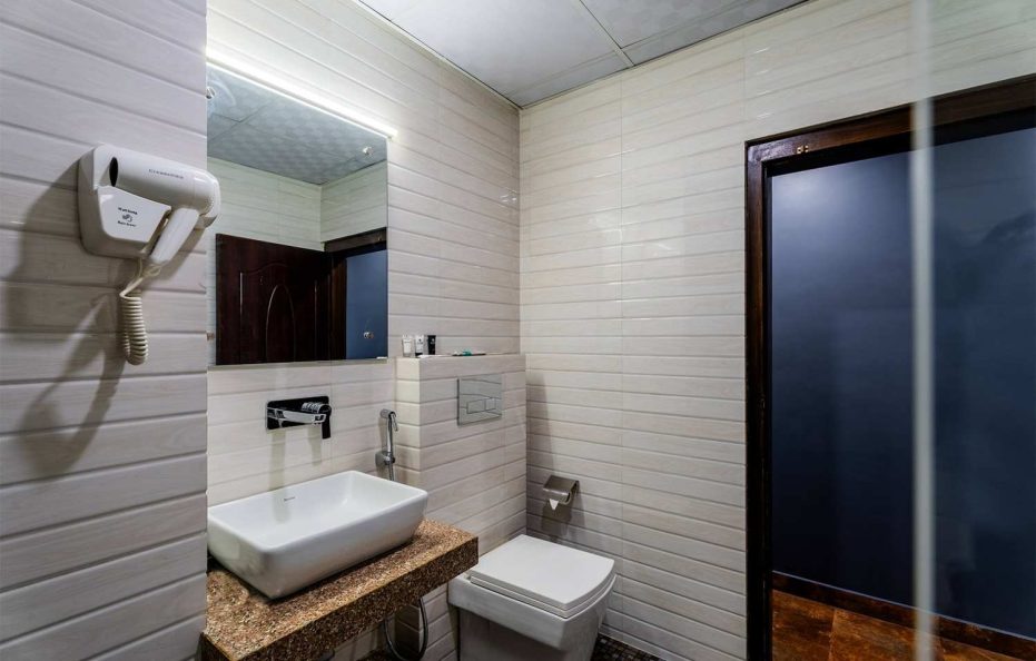 Deluxe King Room (Max 2 Guests) – Breakfast Included