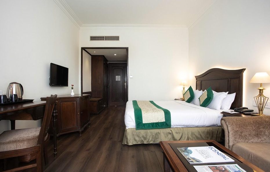 Deluxe King Room (Max 2 Guests) – Breakfast Included
