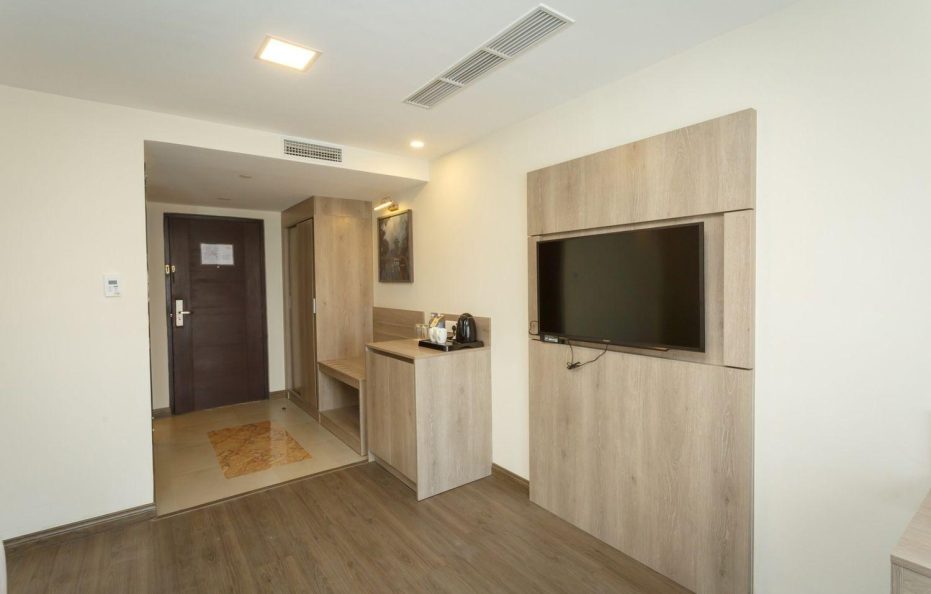 Deluxe King Room (Max 2 Guests) – Breakfast Included